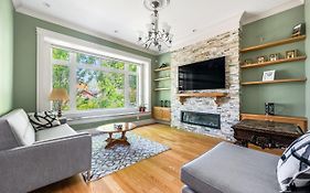 Vancouver Haven: Luxurious Private Bedroom Near Attractions