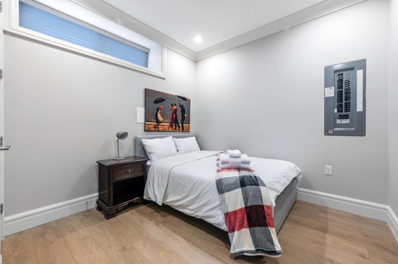 Vancouver Haven: Luxurious Private Bedroom Near Attractions Exterior photo