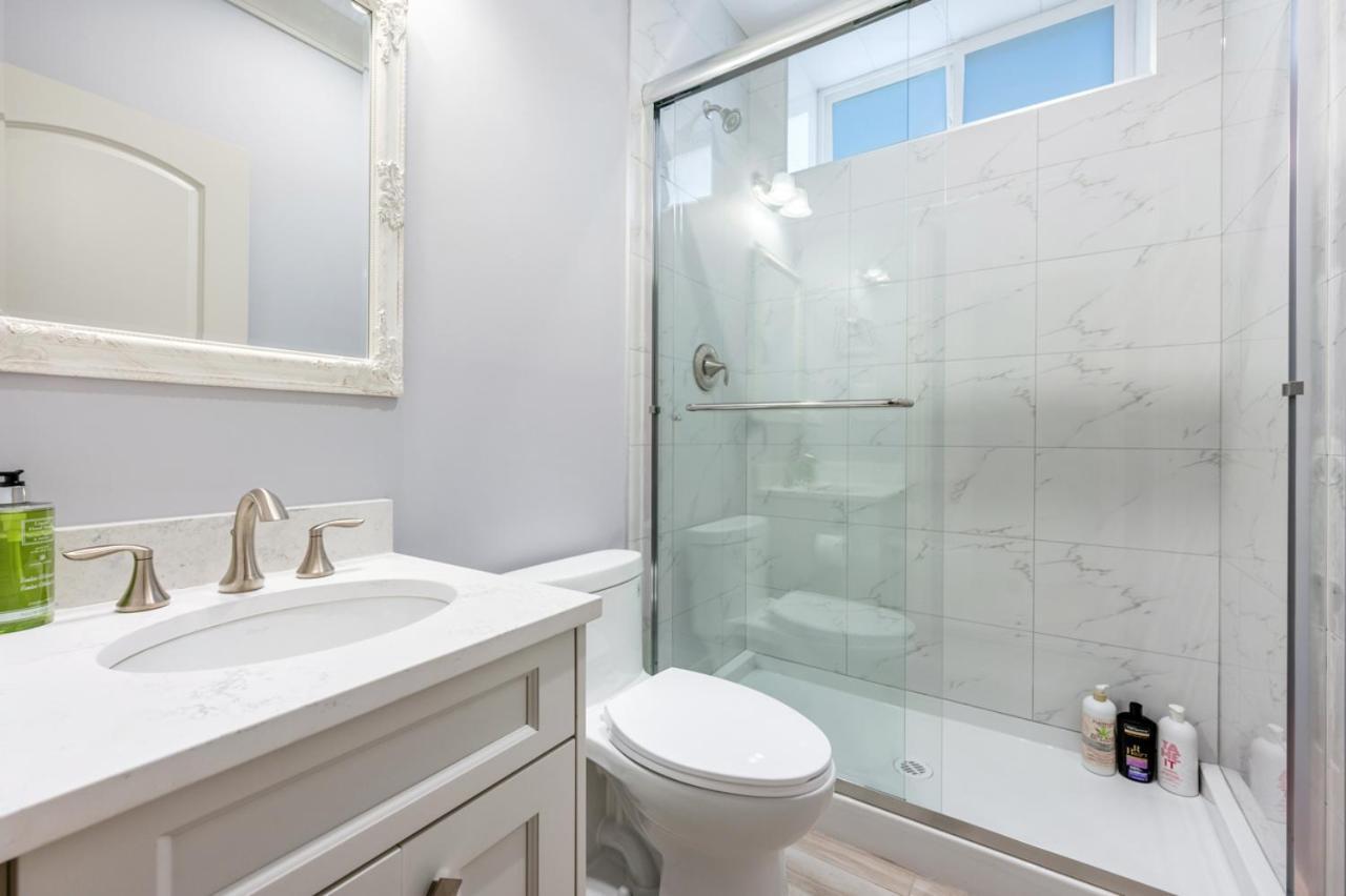 Vancouver Haven: Luxurious Private Bedroom Near Attractions Exterior photo