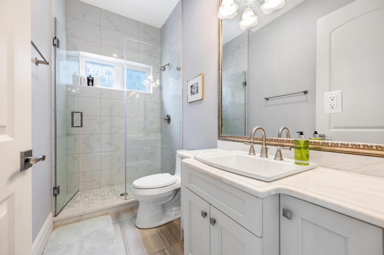 Vancouver Haven: Luxurious Private Bedroom Near Attractions Exterior photo